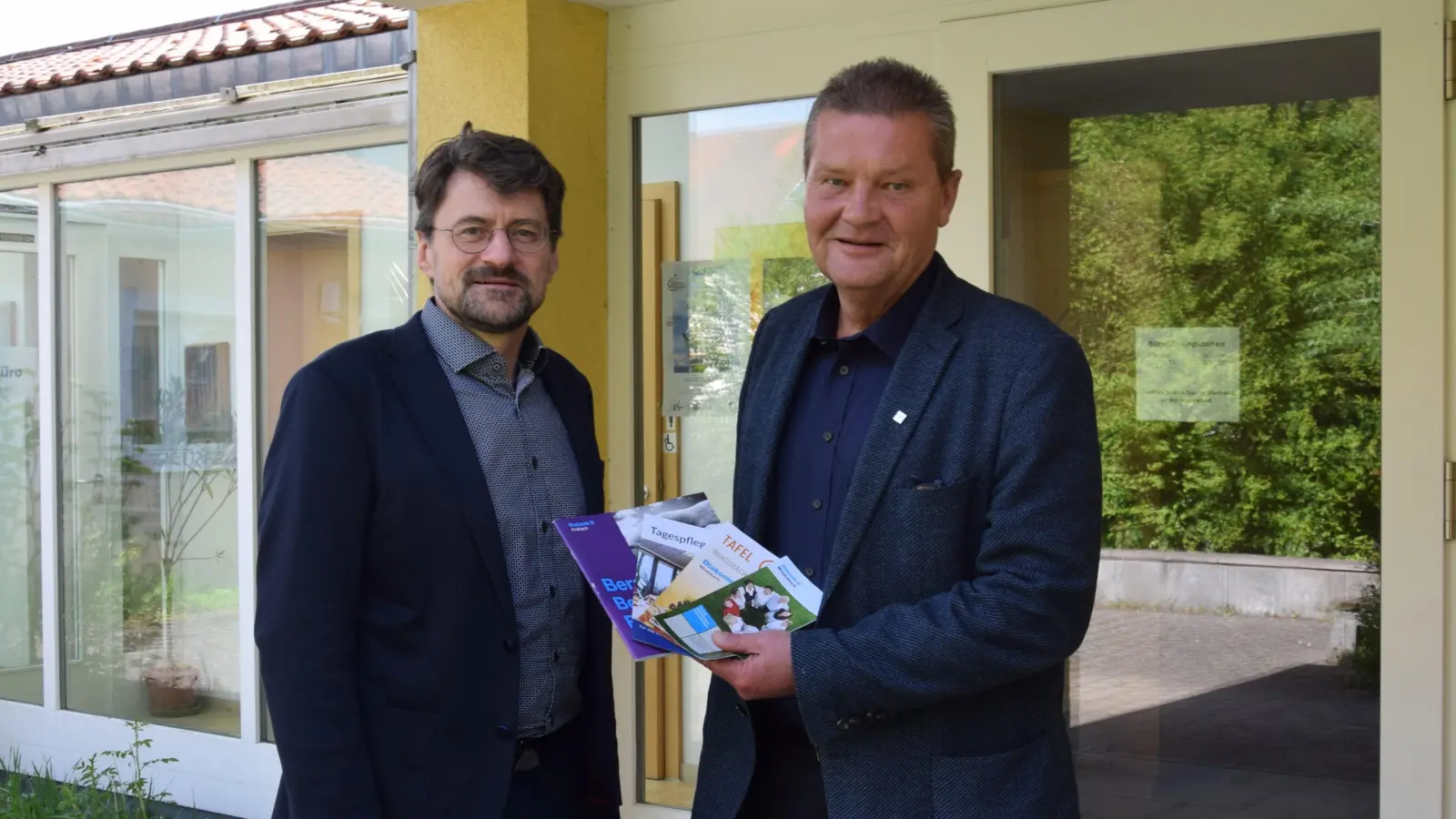 Versprechen sich von der künftigen Zusammenarbeit viele positive Aspekte: Dekan Klaus Schlicker (links), der auch Vorsitzender des Verwaltungsrates ist, und der neue Geschäftsführer, Pfarrer Martin Reutter. (Foto: Florian Schwab)