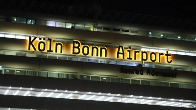 Am Flughafen Köln/Bonn ist ein Mann festgenommen worden, dem vorgeworfen wird, die Terrormiliz IS unterstützt zu haben. (Foto: Sascha Thelen/dpa)