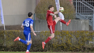 Sven Krug (im roten Trikot) will mit dem TSC nach dem Heimsieg gegen die SpVgg Mögeldorf (Christian Lathe) auch auswärts punkten. (Foto: Martin Rügner)