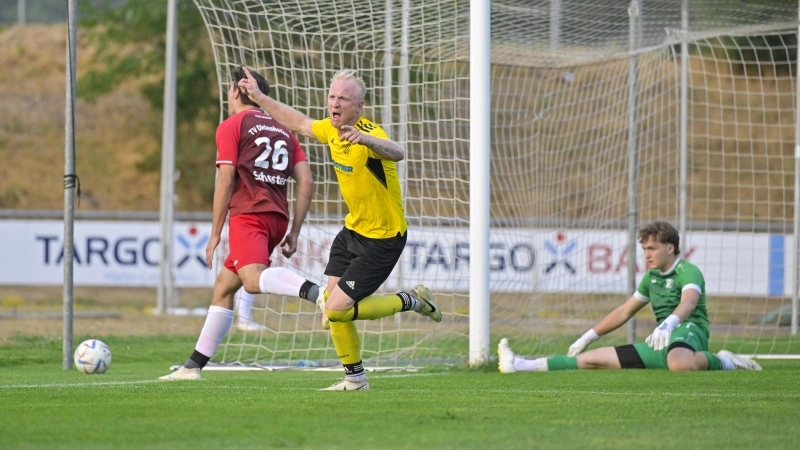 Der SV Losaurach jubelt in Dietenhofen. Eben hat Marco Volkert (gelbes Trikot) die Führung erzielt. Torwart Finn Blank ist geschlagen. (Foto: Martin Rügner)