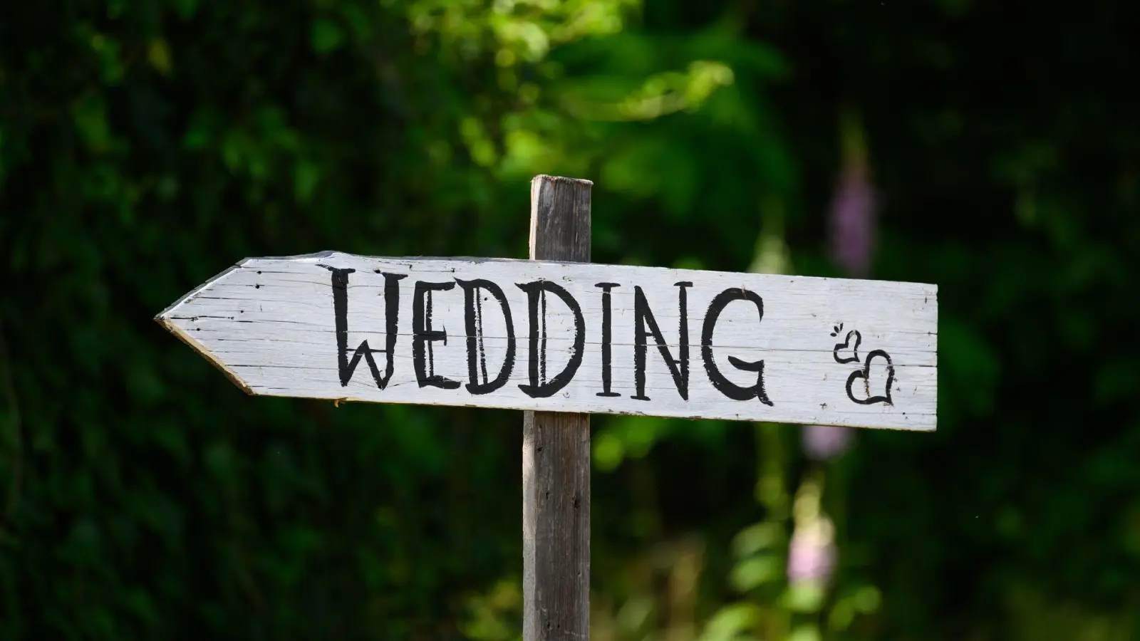 Spontan heiraten? Die evangelische Kirche macht das auch heuer wieder möglich. (Symbolbild) (Foto: Robert Michael/dpa)
