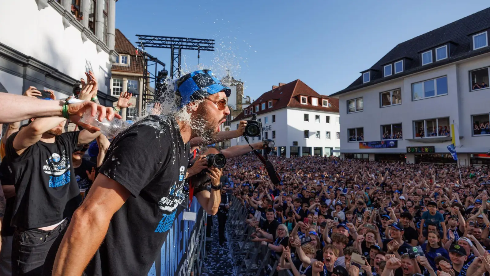 Der SC Paderborn feiert auch am Tag nach dem Aufstieg ausgelassen. (Foto: Friso Gentsch/dpa)