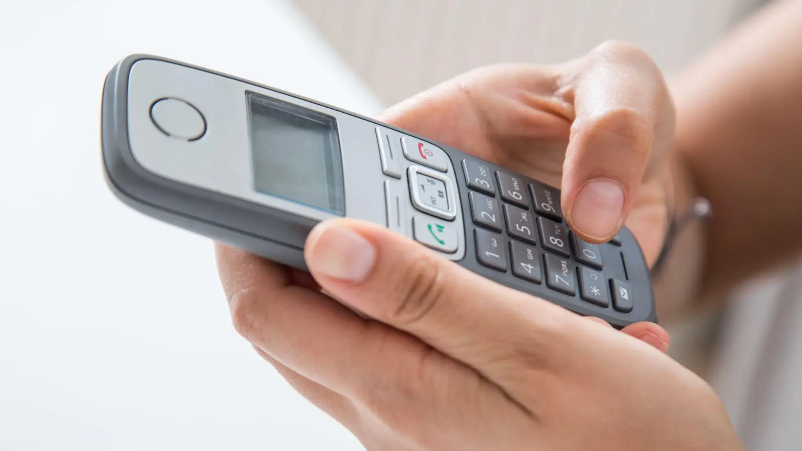 Umfrage: 71 Prozent der Deutschen nutzen zumindest gelegentlich das Festnetztelefon. (Foto: Christin Klose/dpa-tmn)