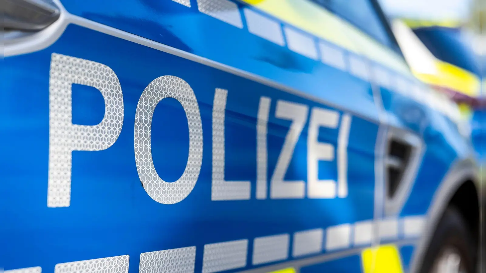 Die Polizei betont, dass Fahrzeuge beim Verlassen stets gegen Wegrollen gesichert werden müssen.  (Symbolbild: David Inderlied/dpa)