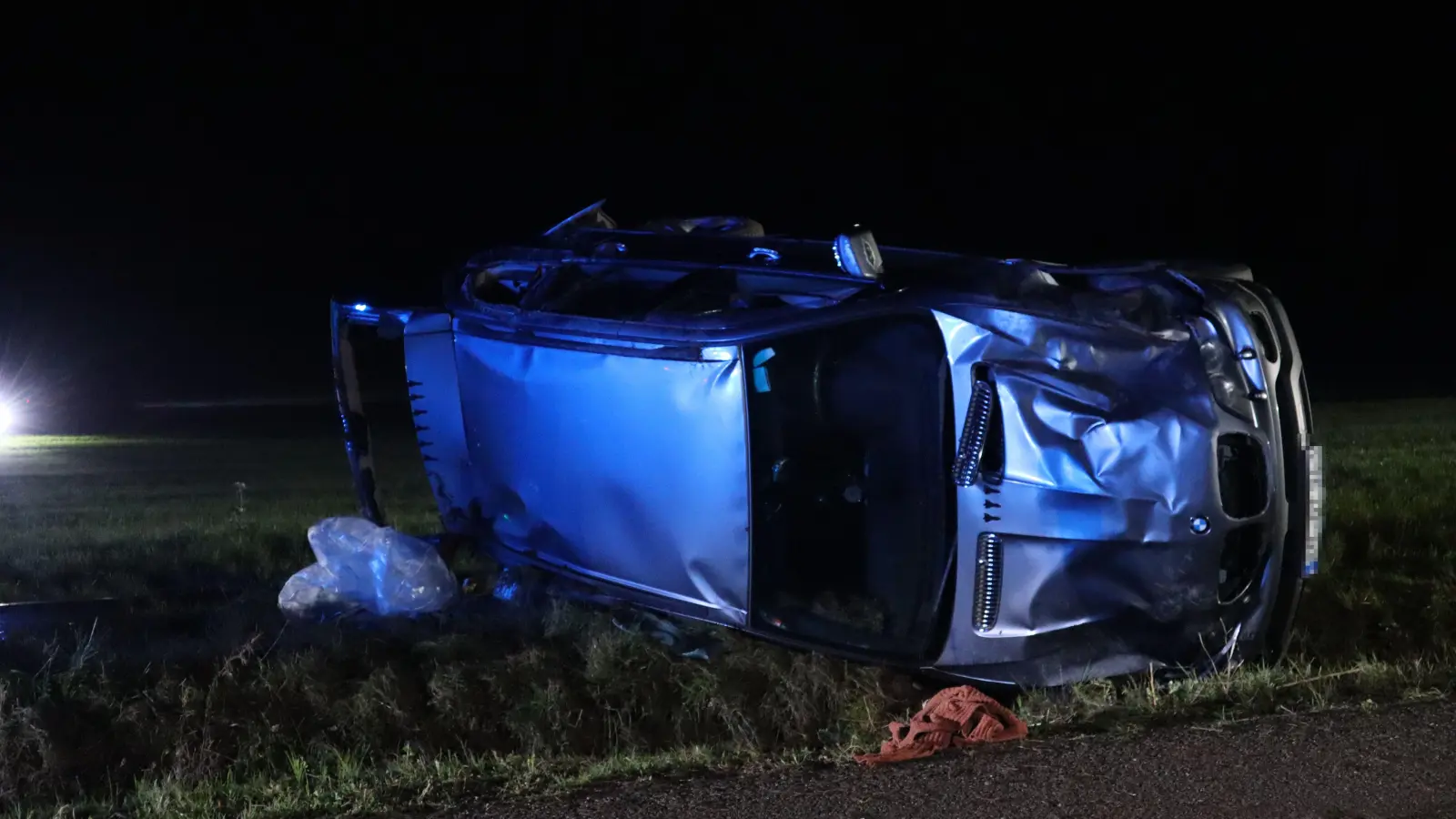 Der BMW blieb auf der rechten Seite liegen, der Fahrer wurde herausgeschleudert. (Foto: Gudrun Bayer)