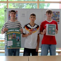 Die Zwölftklässler Josua Zimmermann, Paul Mantel und Nico Jenning (von links) vom Johann-Sebastian-Bach-Gymnasium Windsbach an ihrem Verkaufsstand für Sammelbilder in der Schulaula. (Foto: Constantin Prosch)