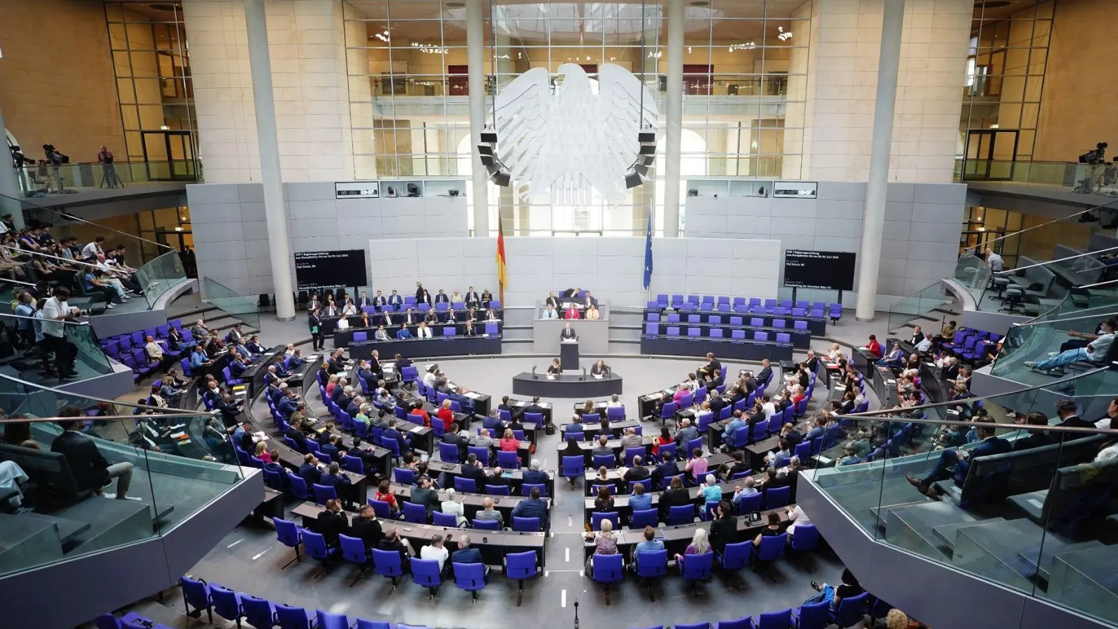 16 Abgeordnete aus Mittelfranken sitzen im Bundestag. Wie haben sie sich in der namentlichen Abstimmung über einen schwer umstrittenen Unionsantrag verhalten? (Foto: Kay Nietfeld/dpa)