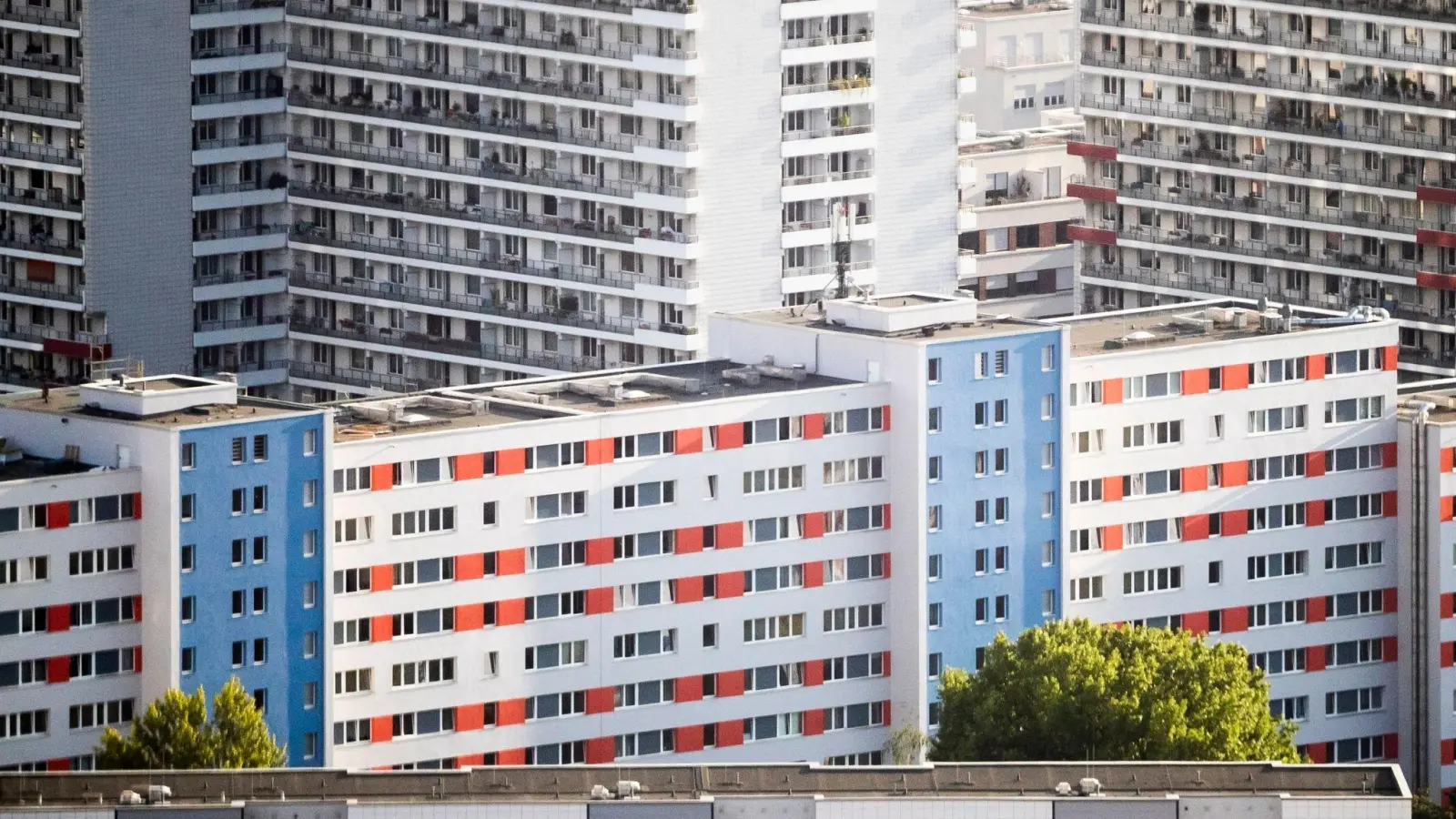 Für Studenten und Auszubildende ist die Wohnungssuche oftmals kein leichtes Unterfangen. (Foto: Christoph Soeder/dpa)