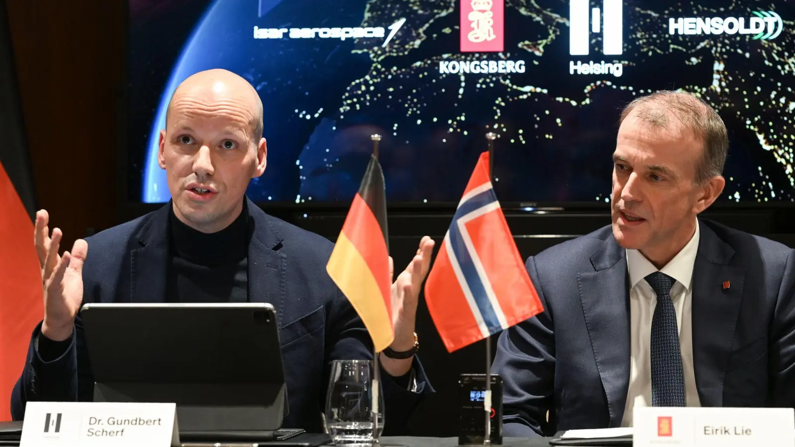 Haben ehrgeizige Pläne im All: Die Chefs von Helsing und Kongsberg. (Foto: Jens Kalaene/dpa)