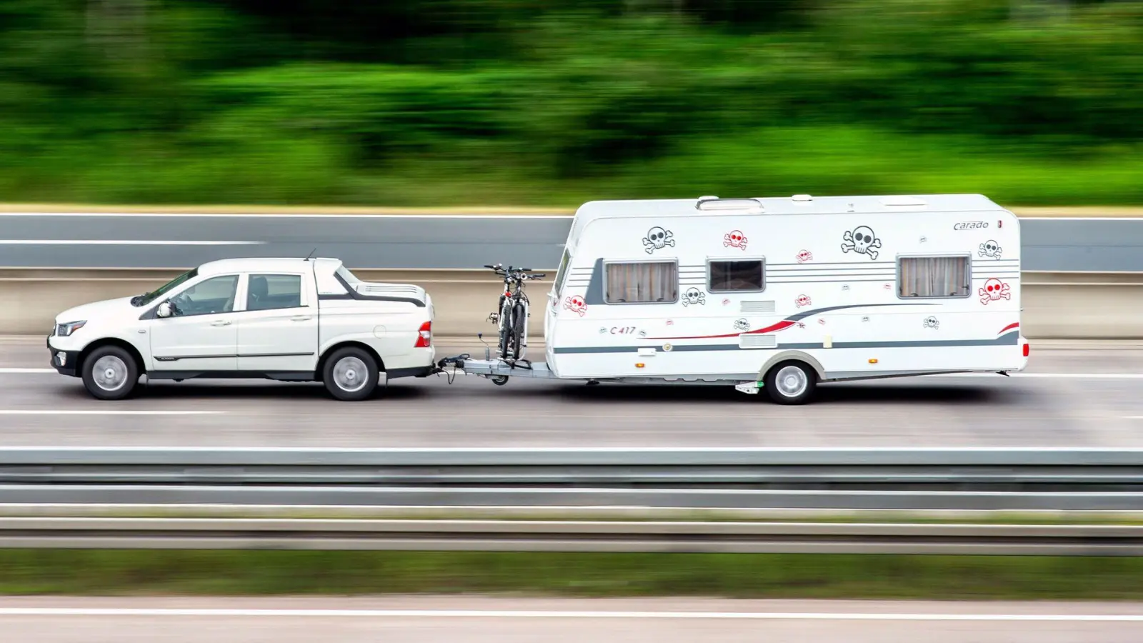 Zum Start in die Caravan-Saison dreht man besser mit dem beladenen Anhänger ein paar Runden - auch auf der Autobahn. (Foto: Hauke-Christian Dittrich/dpa/dpa-tmn)