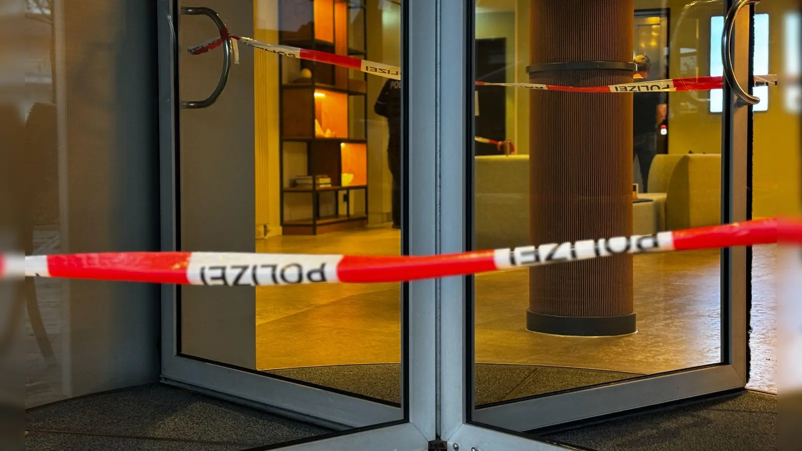 Die Drehtür zu dem Hotel ist gesperrt - ein Mann soll seine Mutter dort erstochen haben. (Foto: Max Lametz/dpa)