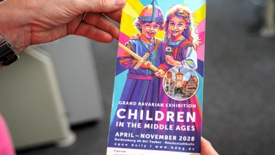 Die englischsprachigen Werbeflyer für die Landesausstellung waren bereits gedruckt. Größere Kosten sind der Stadt aber noch nicht entstanden. (Foto: Simone Hedler)