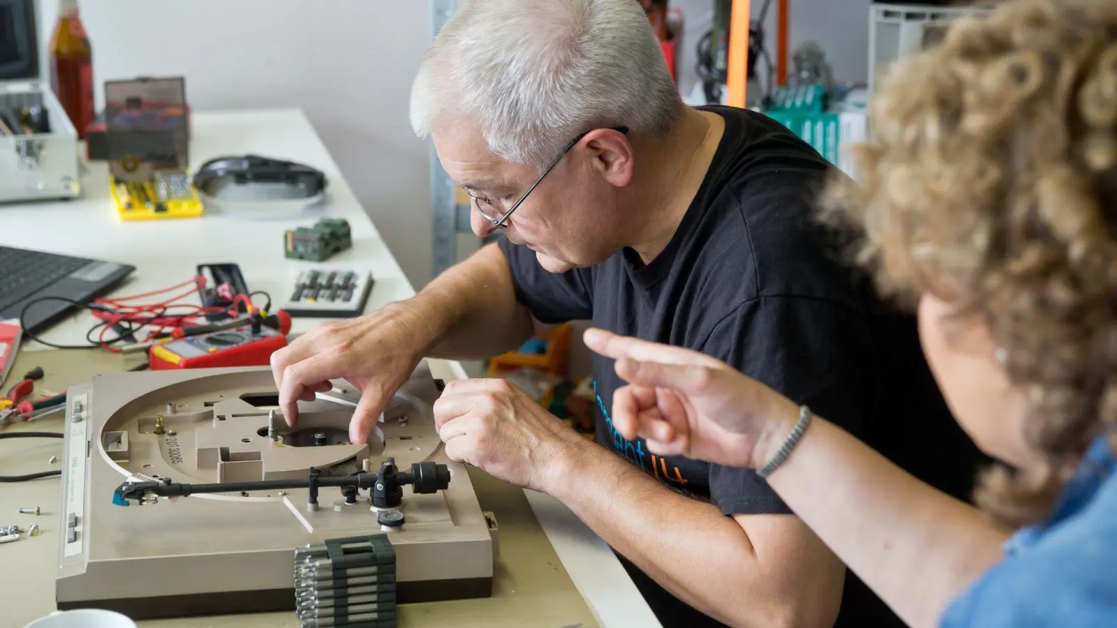 In Repair Cafés werden - unter fachkundiger Anleitung - so manche Gegenstände vor dem Müll bewahrt. (Archivbild) (Foto: picture alliance / dpa)