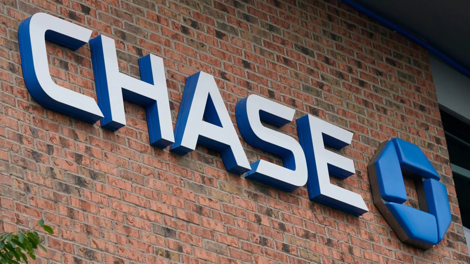 Die größte US-Bank JPMorgan Chase verbuchte das beste Quartal ihrer Geschichte. (Archivbild) (Foto: Steve Helber/AP/dpa)