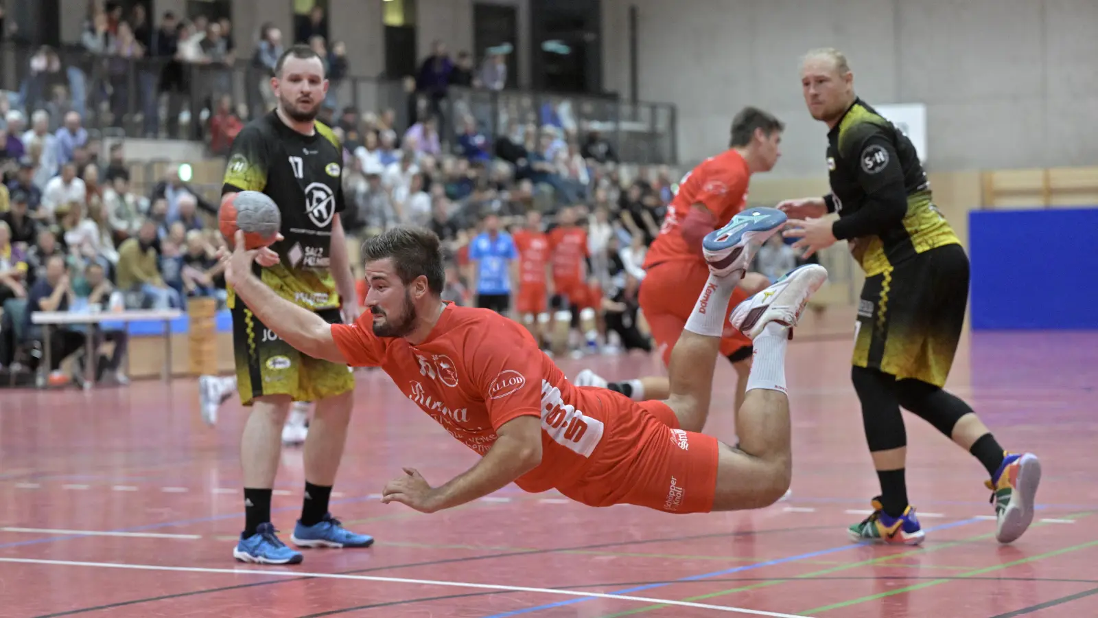 Hat wieder die Freigabe zum Fliegen: Nedim Jasarevic (hier im Spiel gegen Lauf/Heroldsberg). (Foto: Martin Rügner)