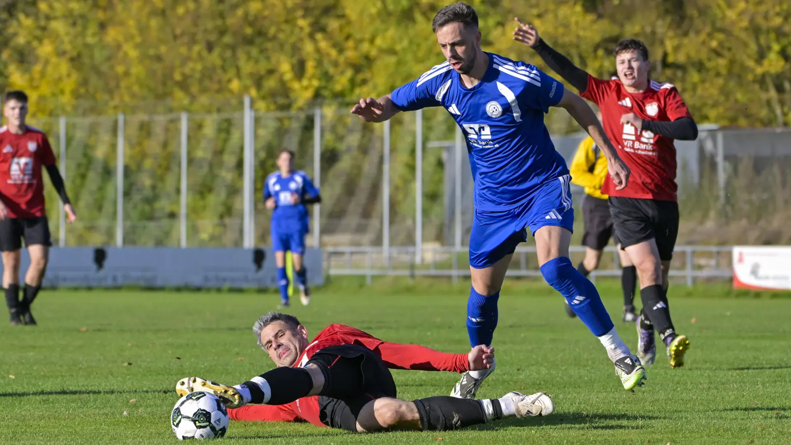 Voller Körpereinsatz auf dem Fußballplatz: Markus Seitz von der DJK/SV Mitteleschenbach im Kreisklassenspiel gegen den TSV Wassertrüdingen (in Blau Mirzet Sabanagic). (Foto: Martin Rügner)