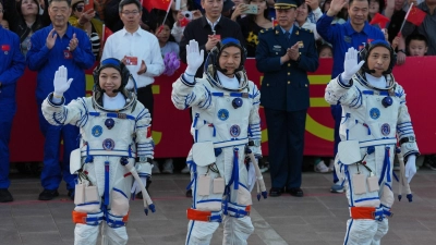 Die Crew soll auf der Raumstation die derzeitige Besatzung ablösen. (Foto: Ng Han Guan/AP/dpa)