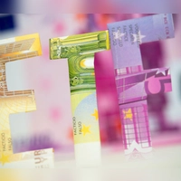 Welt-ETF mit breiter Streuung: Der Vanguard FTSE Global All-Cap UCITS ETF umfasst große, mittlere und kleine Unternehmen aus Industrie- und Schwellenländern. (Foto: Andrea Warnecke/dpa-tmn)