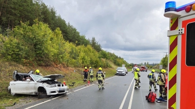Ein Autofahrer ist am Freitagmittag mit seinem Auto auf der B8 von der Straße abgekommen. (Foto: Rainer Weiskirchen)
