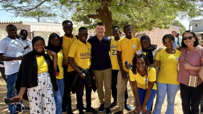 Andreas Schilling (Mitte) mit Mitgliedern der Projekt-Basisgruppe in Yeumbeul Sud. (Foto: Brigitte Neundörfer)