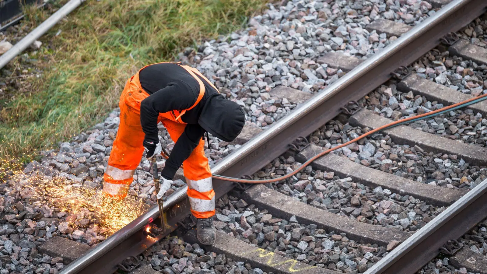 Baustellen sind nötig - müssten aber besser organisiert werden, fordern Westbahn und BRB. (Symbolbild) (Foto: Daniel Vogl/dpa)