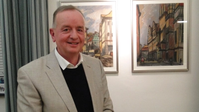 Der wiedergewählte Oberbürgermeister Thomas Deffner am Wahlabend ganz entspannt in seinem Büro im Stadthaus. Im Hintergrund alte Ansbach-Ansichten.  (Foto: Winfried Vennemann)