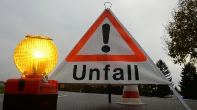 Bei einem Unfall auf der B470 bei Bad Windsheim ist eine Frau über einen Kreisverkehr gedonnert. (Symbolbild: Patrick Seeger/dpa)