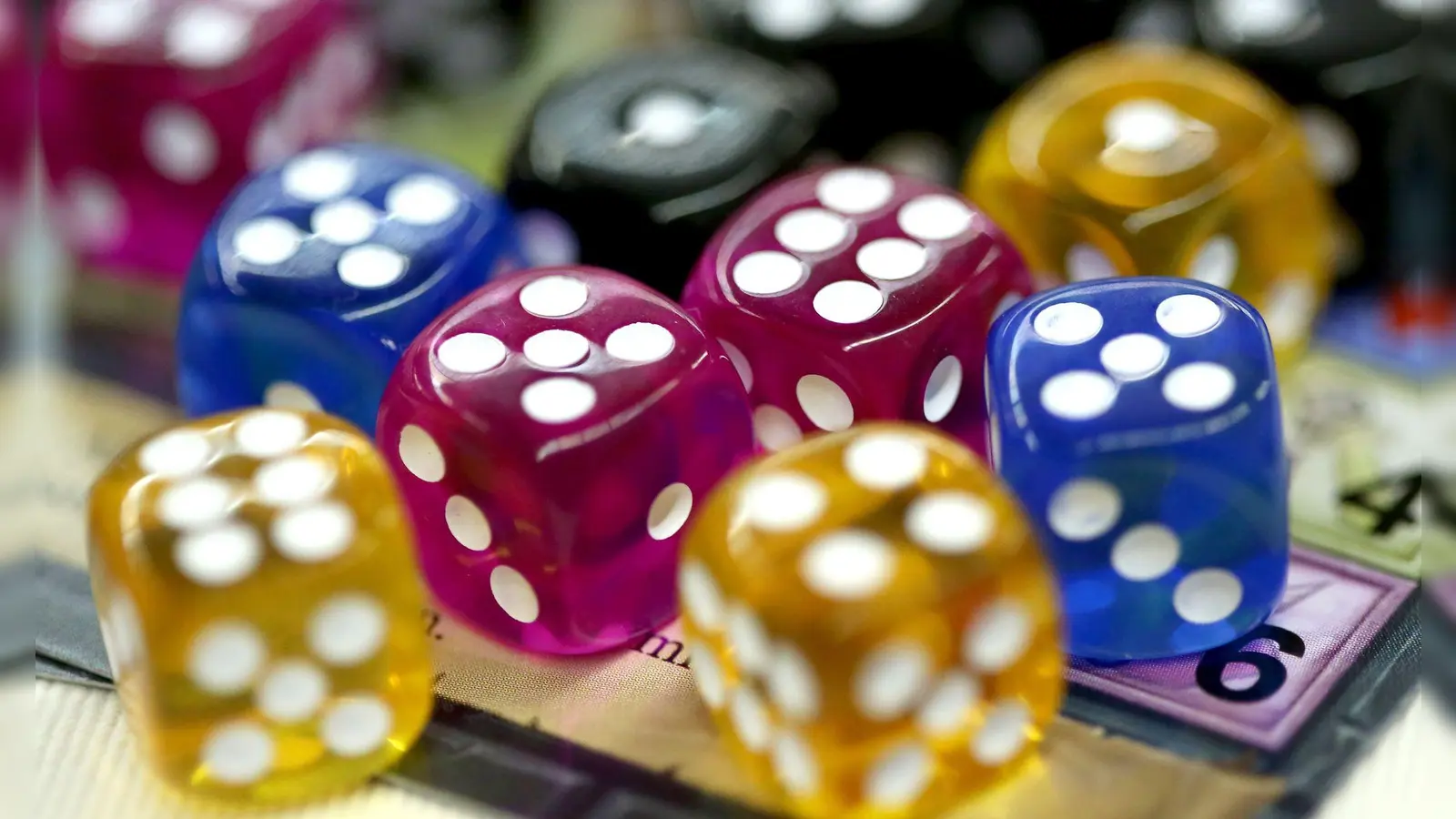 Heute schon Ihr Sparschwein befüllt? Die Würfel-Challenge kann dafür einen guten Anreiz liefern. (Foto: Roland Weihrauch/dpa/dpa-tmn)