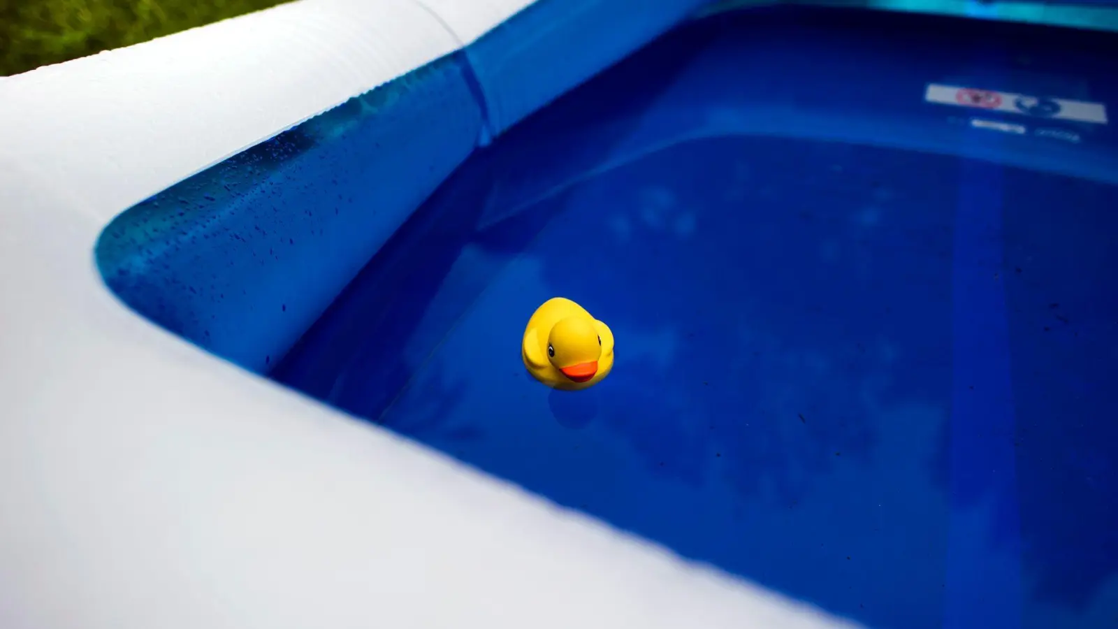 Sicherer Untergrund, Abdeckungen und Umzäunungen schützen. Und: die Kinder am und im Pool stets im Blick zu haben. (Foto: Arno Burgi/dpa-Zentralbild/dpa-tmn)