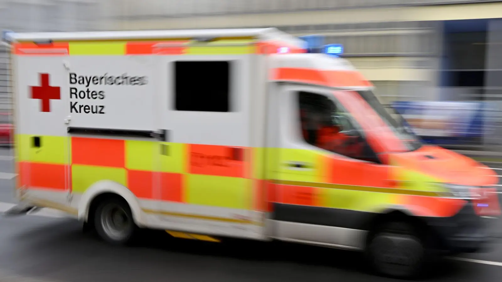 Die vier Verletzten wurden zur Behandlung ins Krankenhaus gebracht. (Symbolbild) (Foto: Peter Kneffel/dpa)