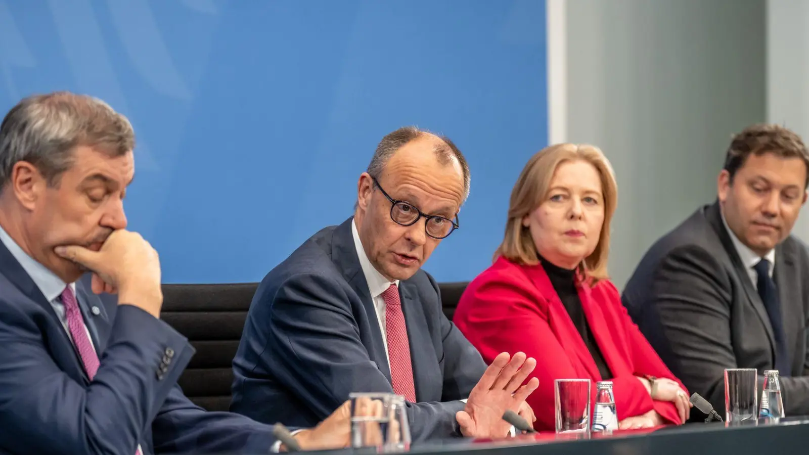 Die Spitzen der Koalition haben lange über eine gemeinsame Position zum Verbrenner-Aus gestritten - nun wurde eine Einigung gefunden.  (Foto: Michael Kappeler/dpa)