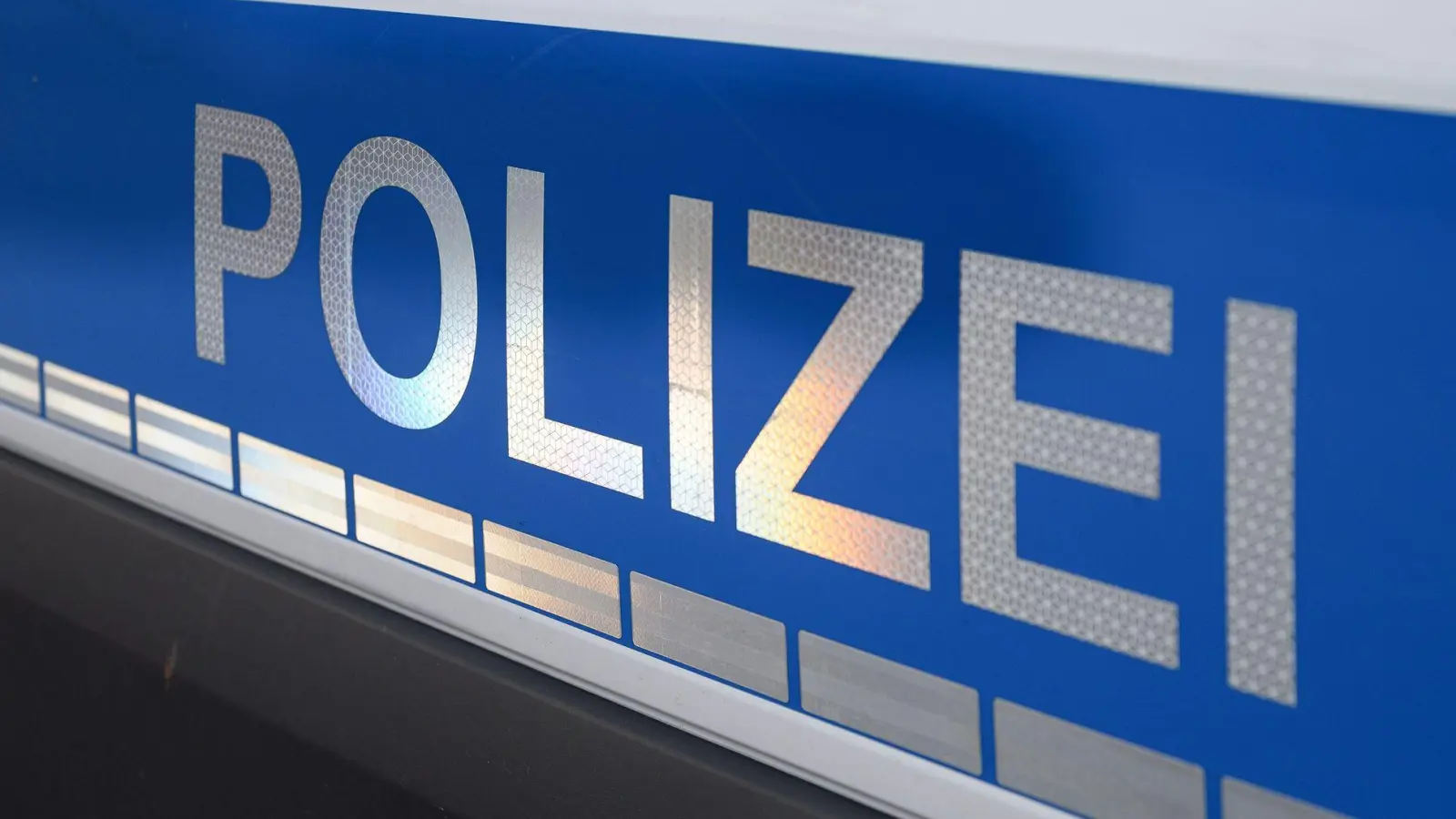 Nach einem nächtlichen Angriff in Dentlein hofft die Polizei auf Hinweise. (Symbolbild: Daniel Vogl/dpa)