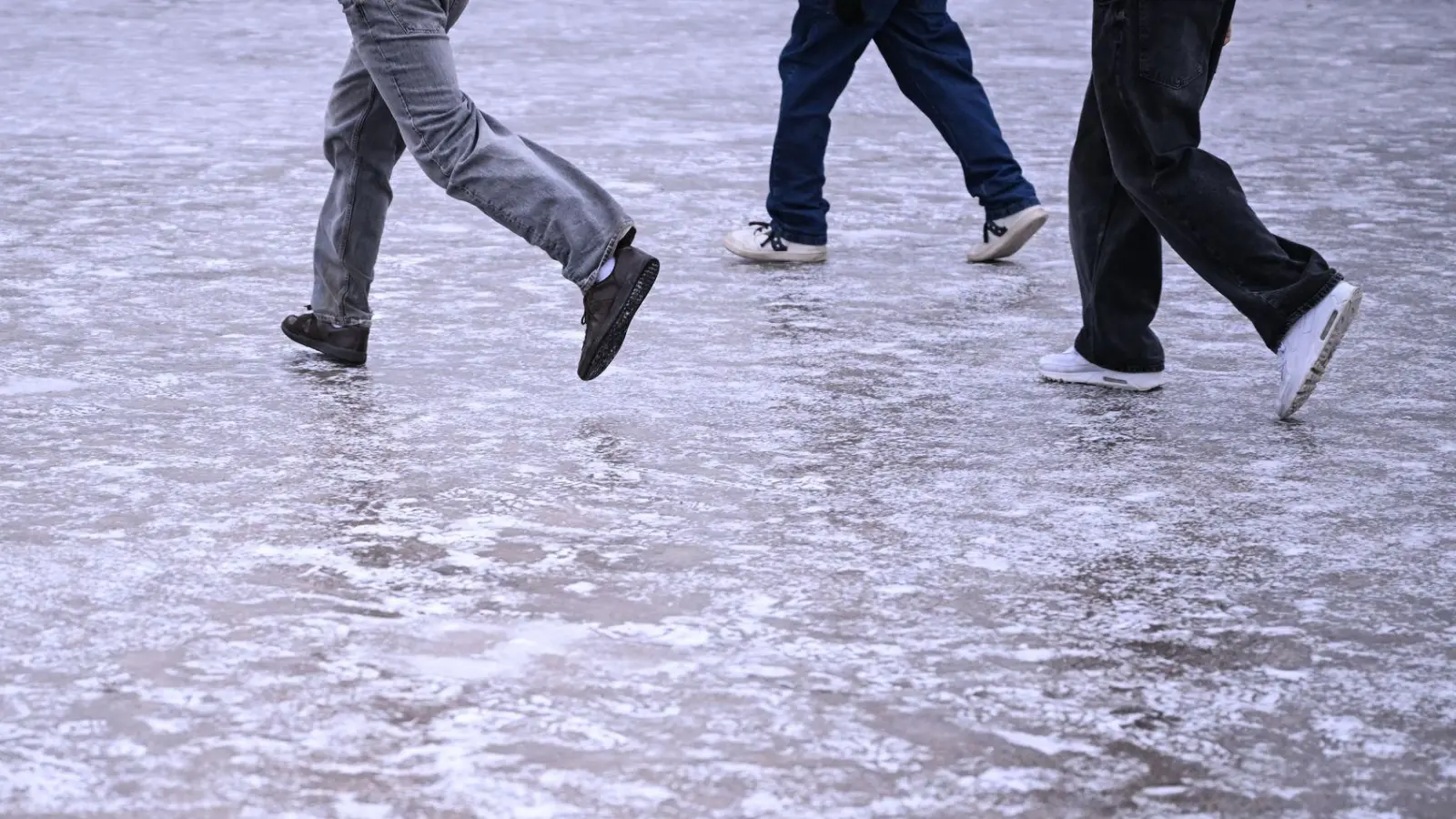 Unsichere Schritte, auch in Richtung Zukunft: Viele Jugendliche blicken pessimistisch in die Welt. (Symbolbild) (Foto: Britta Pedersen/dpa)