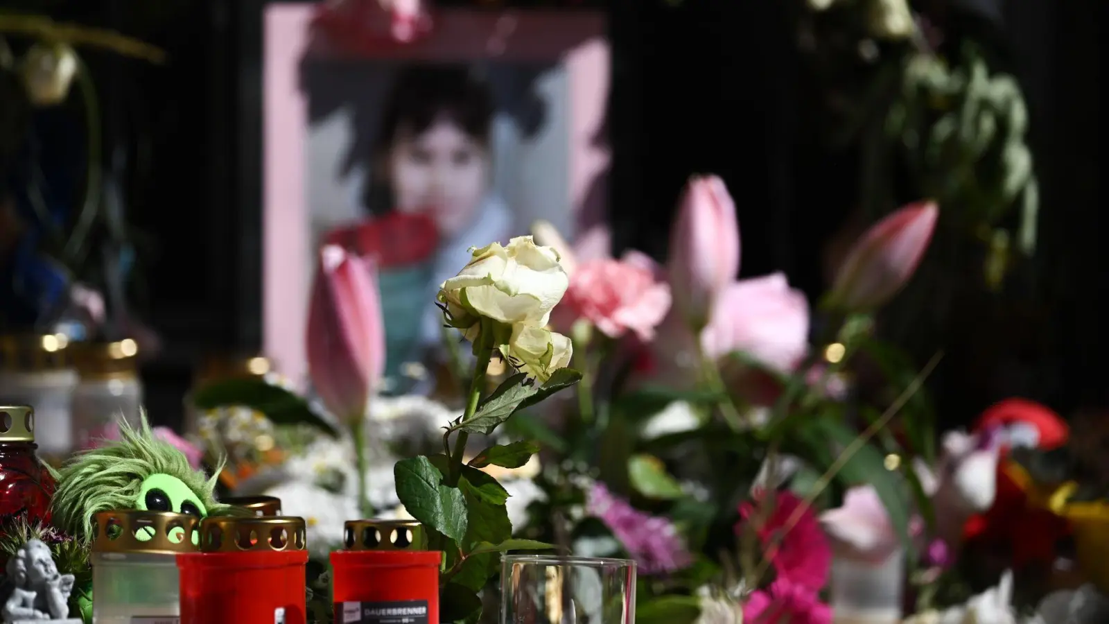 Der gewaltsame Tod der neunjährigen Valeriia hatte im Juni 2024 viele Menschen erschüttert - im sächsischen Döbeln wurde mit Kerzen und Blumen des Mädchens gedacht (Archivbild).  (Foto: Robert Michael/dpa)