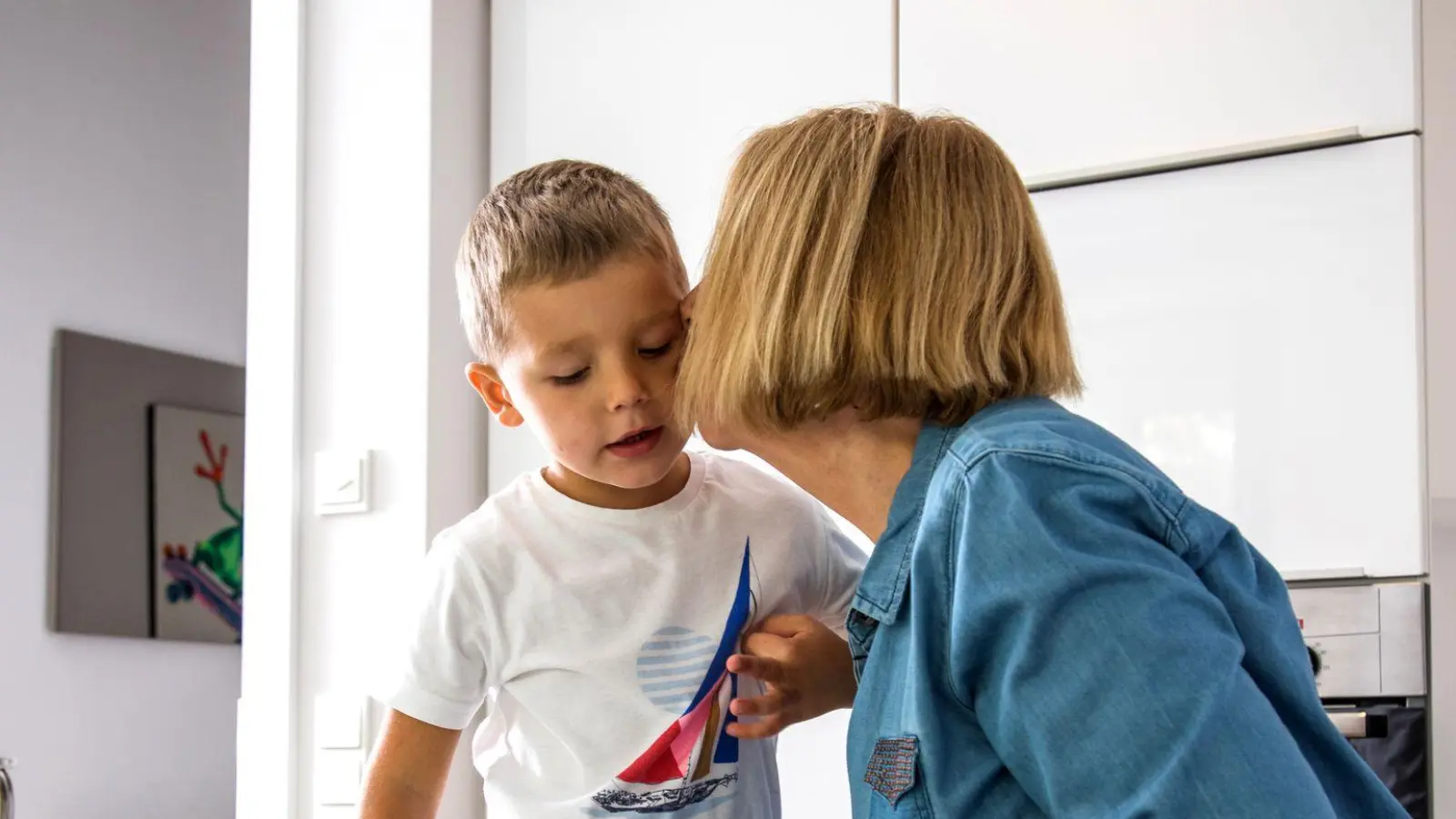 Auch die liebsten Omis müssen akzeptieren, wenn der Enkel plötzlich nicht mehr Küsschen verteilen oder haben will. (Foto: Christin Klose/dpa-tmn)