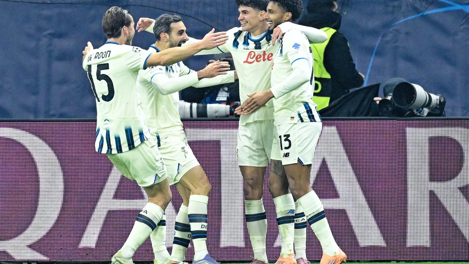 Bergamo bejubelt das zweite Tor. (Foto: Uwe Anspach/dpa)