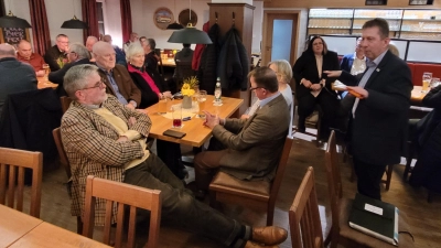 Stefan Schuster (rechts), Vize-Bürgermeister und Stadtrat in Burgbernheim, forderte dazu auf, „die Pflanze Demokratie“ zu pflegen. (Foto: Nina Daebel)