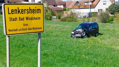 Ein VW geriet in den Gegenverkehr und prallte frontal mit einem entgegenkommenden Lkw zusammen. Er landete durch die Wucht des Aufpralls in der Wiese neben der Straße.  (Symbolbild: Mirko Fryska)