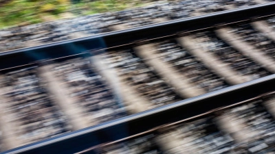Ein 16-Jähriger überquerte die Gleise am Bahnhof Emskirchen und wurde dabei von einem Nachtzug der ÖBB erfasst. (Symbolbild: Philipp von Ditfurth/dpa)