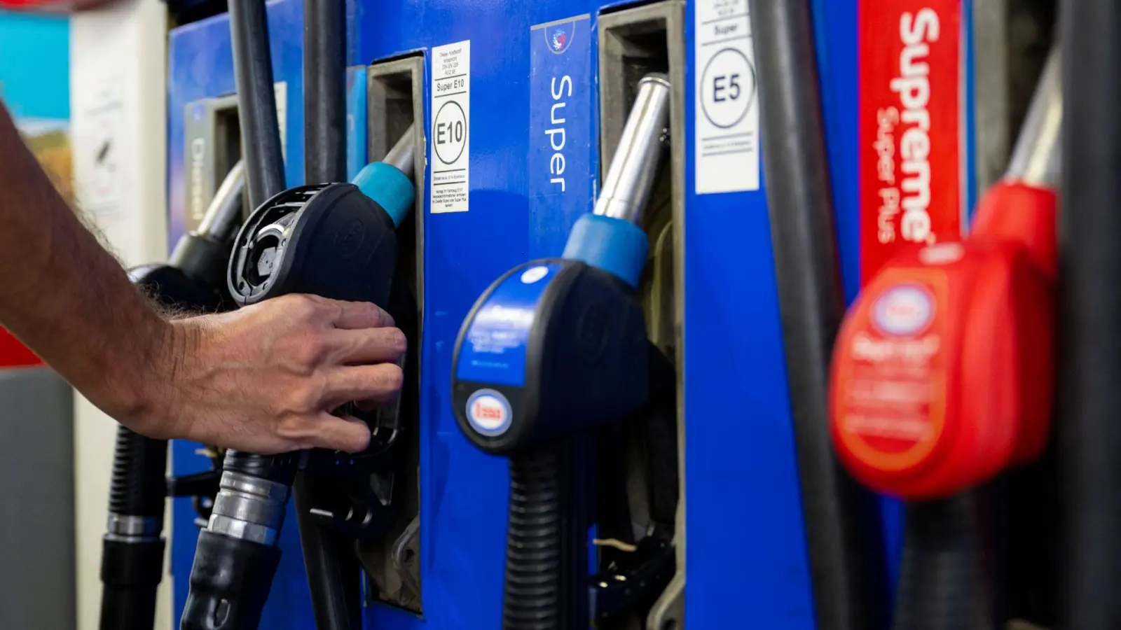 Tanken ist teuer - inflationsbereinigt war es in der Vergangenheit aber schon teurer. (Archivbild) (Foto: Lennart Preiss/dpa)