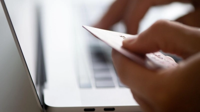 Ob für den Tierschutz oder Notleidende in Kriegsgebieten: In der Weihnachtszeit rufen besonders viele Organisationen zu Spenden auf. (Foto: Franziska Gabbert/dpa-tmn)