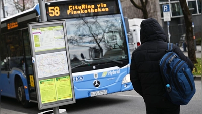 Gemessen an den angebotenen Strecken in den Fahrplänen haben Bayerns Busse und Bahnen 2025 rund 19 Millionen Kilometer mehr zurückgelegt als noch 2024. (Symbolbild) (Foto: Angelika Warmuth/dpa)