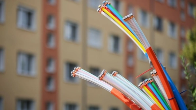Die Bundesnetzagentur sieht kein wettbewerbswidriges Verhalten der Deutschen Telekom beim Glasfaserausbau. (Archivbild) (Foto: Jan Woitas/dpa)