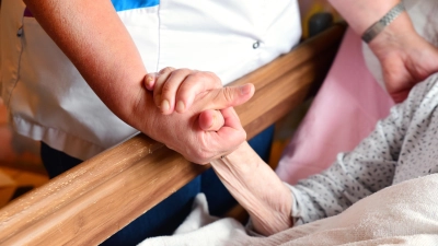 Viele pflegebedürftige Menschen werden zu Hause von einem engen Familienmitglied betreut. Wer zusätzlich einen ambulanten Pflegedienst braucht, muss inzwischen länger suchen. (Foto: Jim Albright)