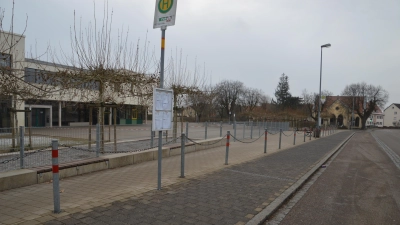 Die Bushaltestelle an der Grundschule in Wassertrüdingen: Es ist im Gespräch, ob eine Überdachung angebracht wird. (Foto: Peter Tippl)