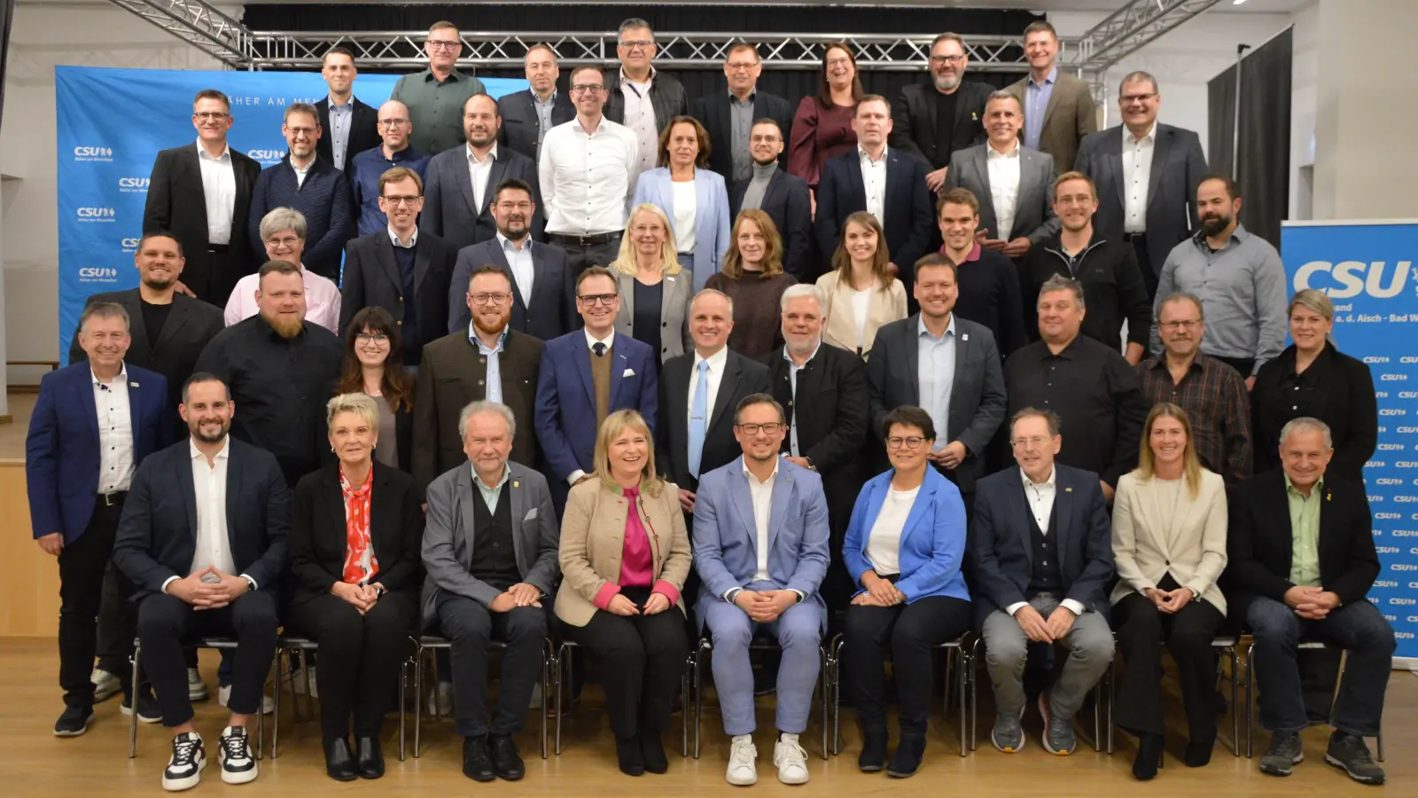 Nicht alle Kandidatinnen und Kandidaten waren anwesend, doch zum Gruppenbild mit Landrat formierte sich abschließend immer noch eine stattliche Anzahl der CSU-Kreistagsbewerber.  (Foto: Patrick Lauer)