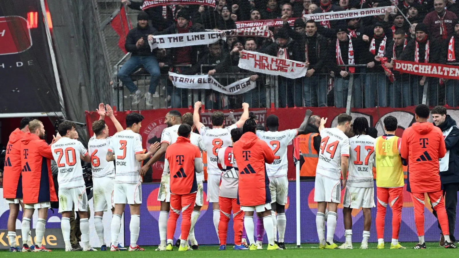 Die Spieler von Bayern München bejubelten das Remis in Leverkusen wie einen Sieg. (Foto: Federico Gambarini/dpa)