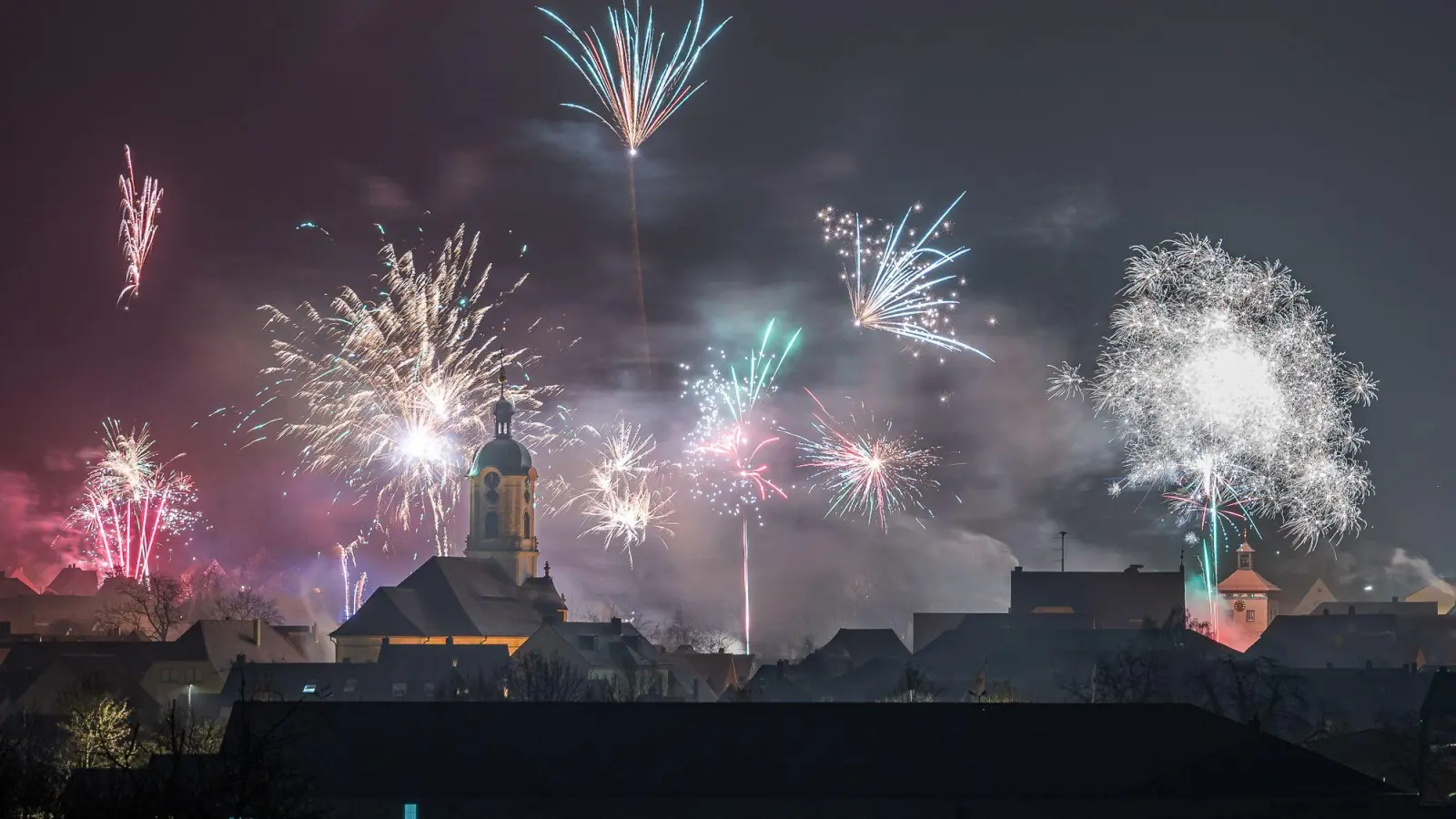 Gerade im Bereich um Kirchen und historische Gebäude, wie hier in Scheinfeld, gelten Einschränkungen beim Feuerwerk an Silvester. (Archivbild: Mirko Fryska)
