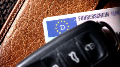 Wer im Ausland lebt und weiterhin in Deutschland Auto fahren möchte, muss seinen Führerschein gegen ein gültiges Dokument umtauschen. (Foto: Sven Hoppe/dpa/dpa-tmn)