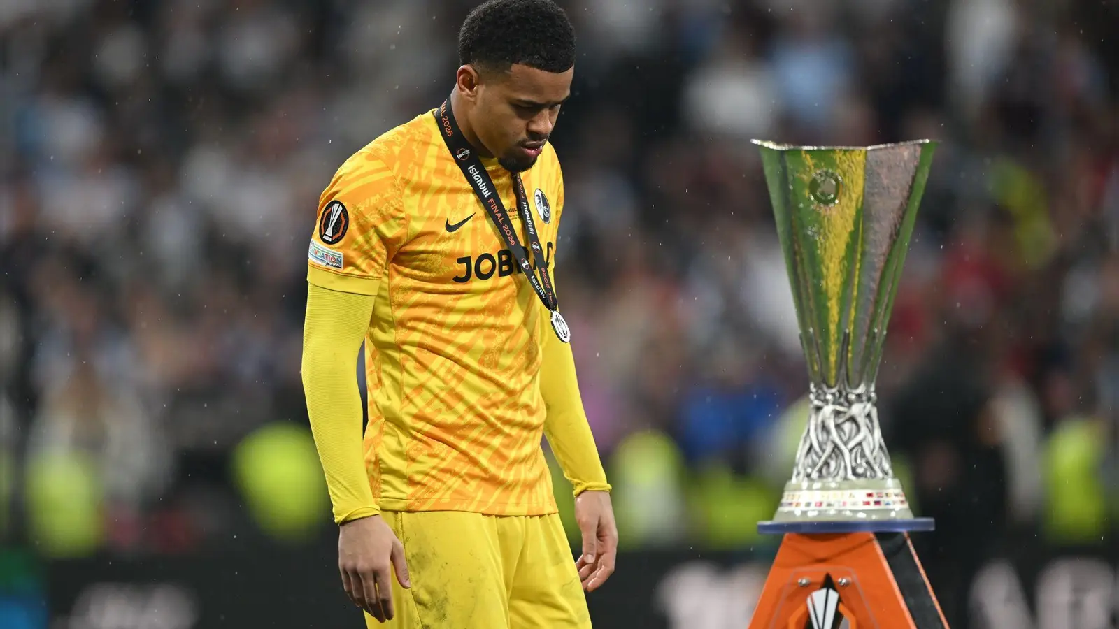 Die Trophäe war für die Freiburger um Torwart Noah Atubolu nicht erreichbar.  (Foto: Robert Michael/dpa)
